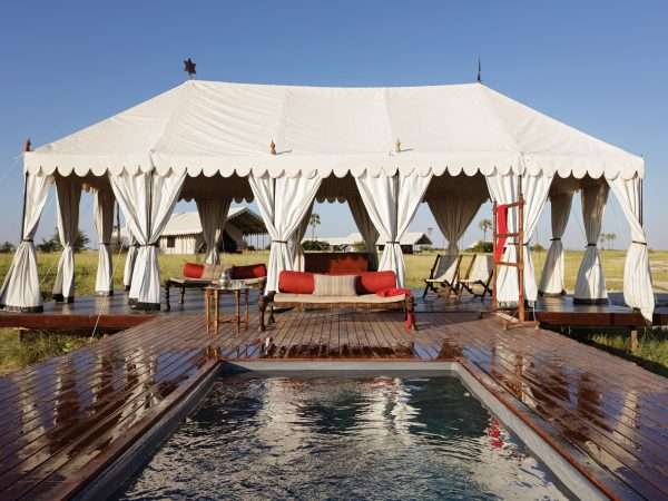 24San Camp - Swimming pool and tent