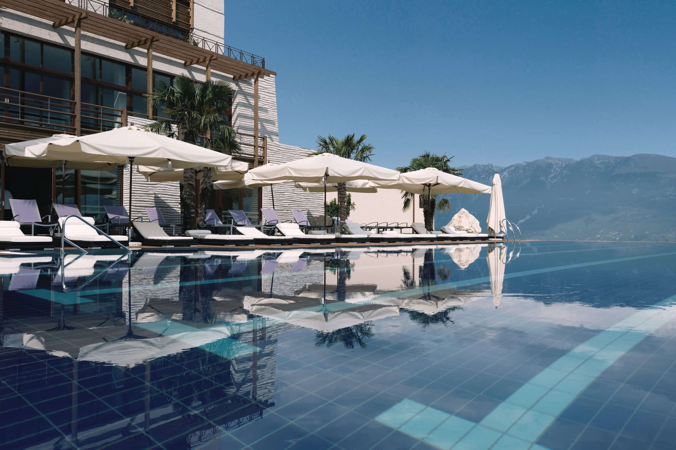 46_Infinity Pool and Building