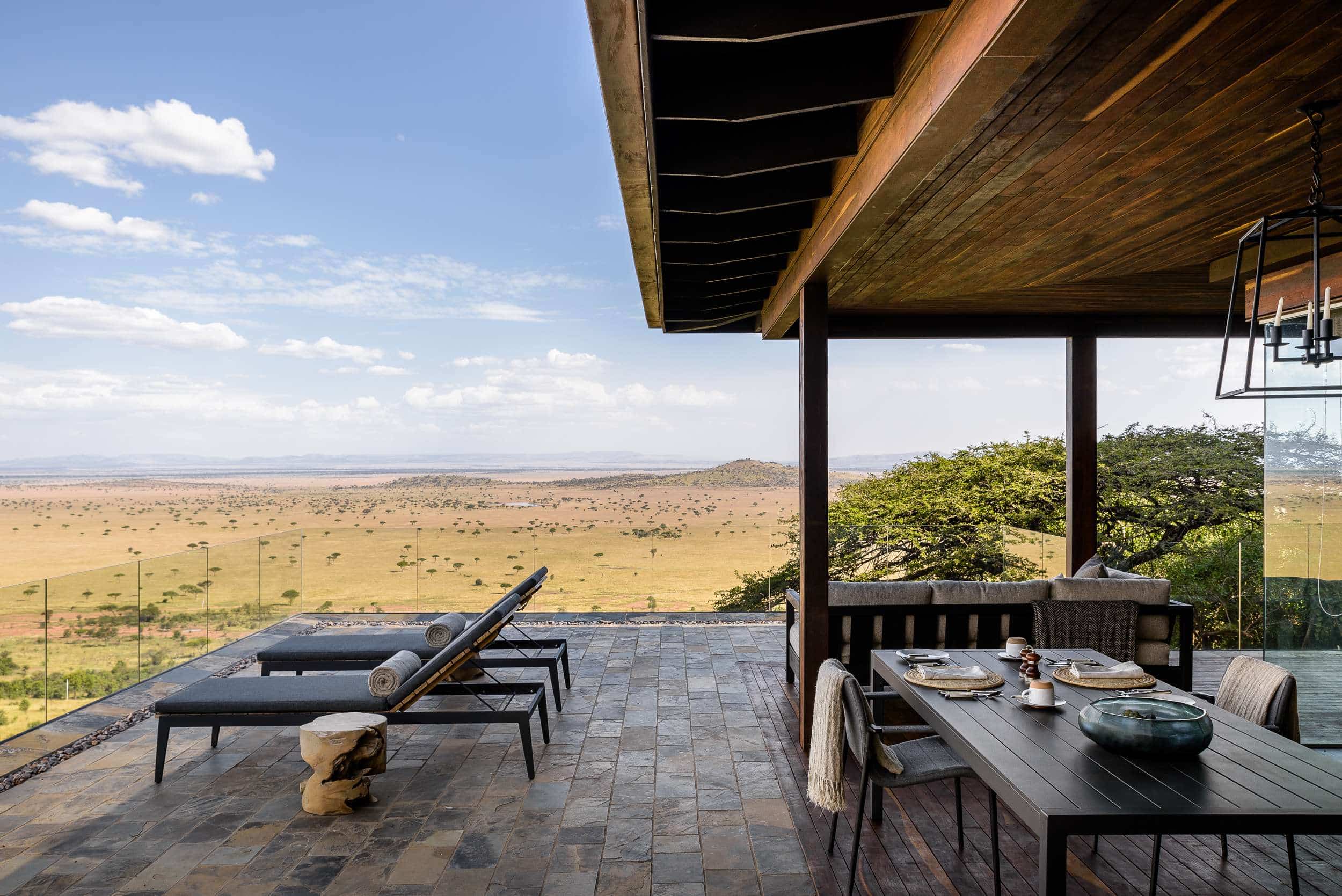 Hillside-Suite-Singita-Sasakwa-Lodge-Dining-on-the-Deck-with-a-View