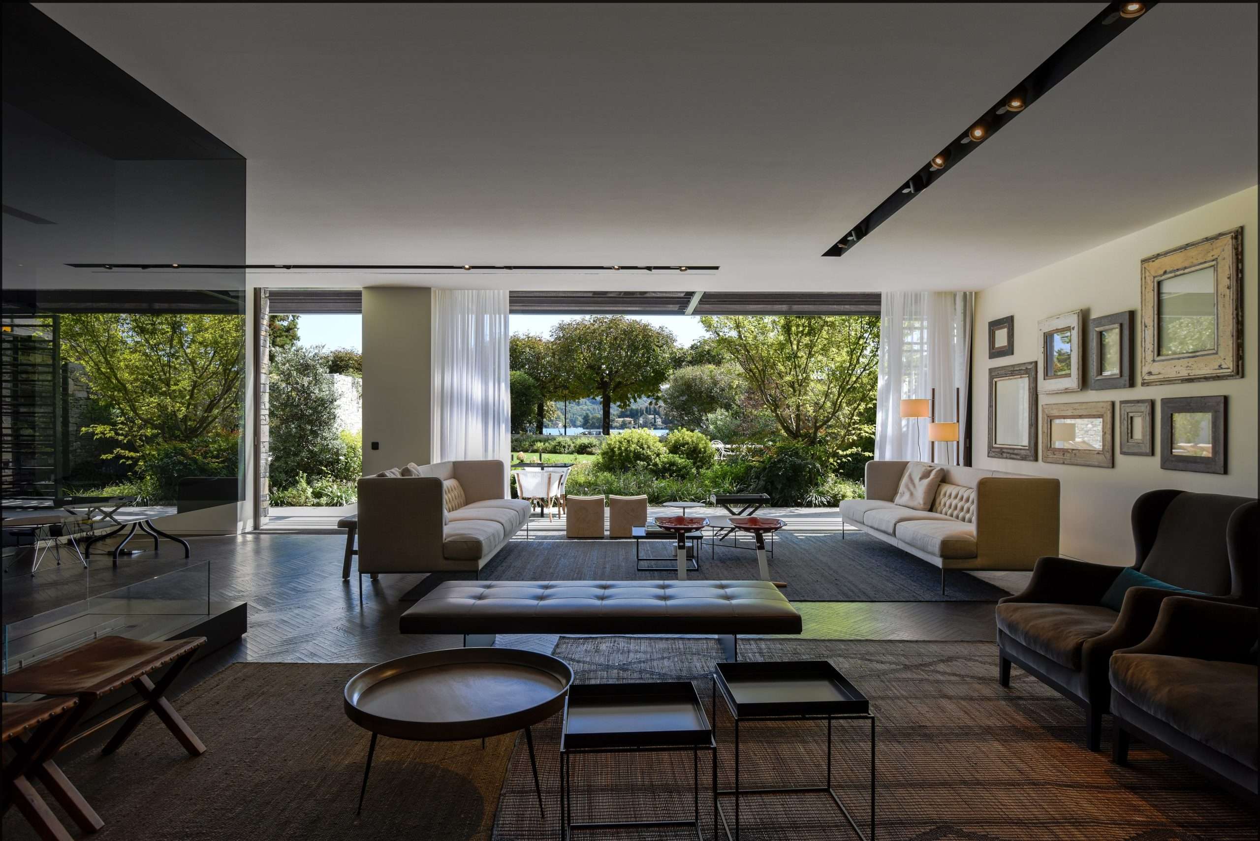 Lounge vista giardino e lago_lounge with garden and lake view_CasaFantini
