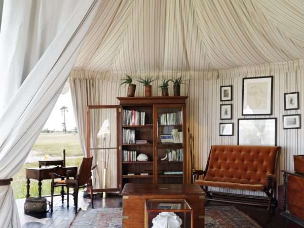 13San Camp - Main area lounge and library
