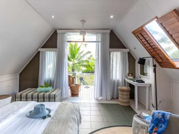 alphonse-accommodation-beach-bungalow-4col-3rd-66percent-2-photo-inside-view-of-beach-bungalow-01