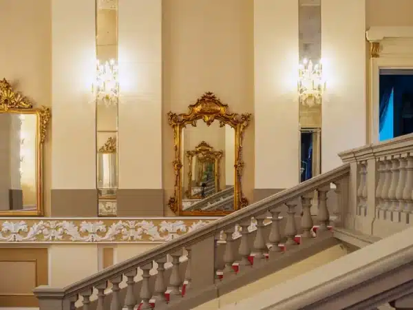 passalacqua-luxury-hotel-lake-como-00-main-staircase-lights-1