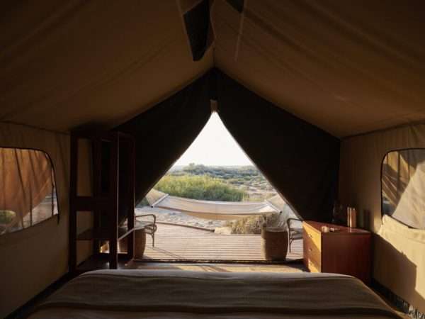 Sal-Salis_Ningaloo-Reef_Suite-Tent-Internal-Hammock-View_LLoA-1024x683