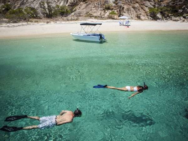 Lizard-Island_Great-Barrier-Reef_Snorkelling-couple