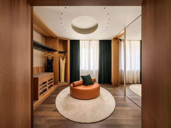 Montenapoleone Suite-walk-in-closet