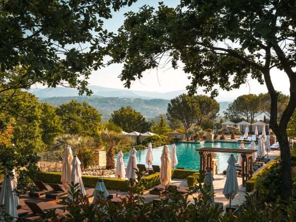 terre-blanche-piscine-a-debordement-1