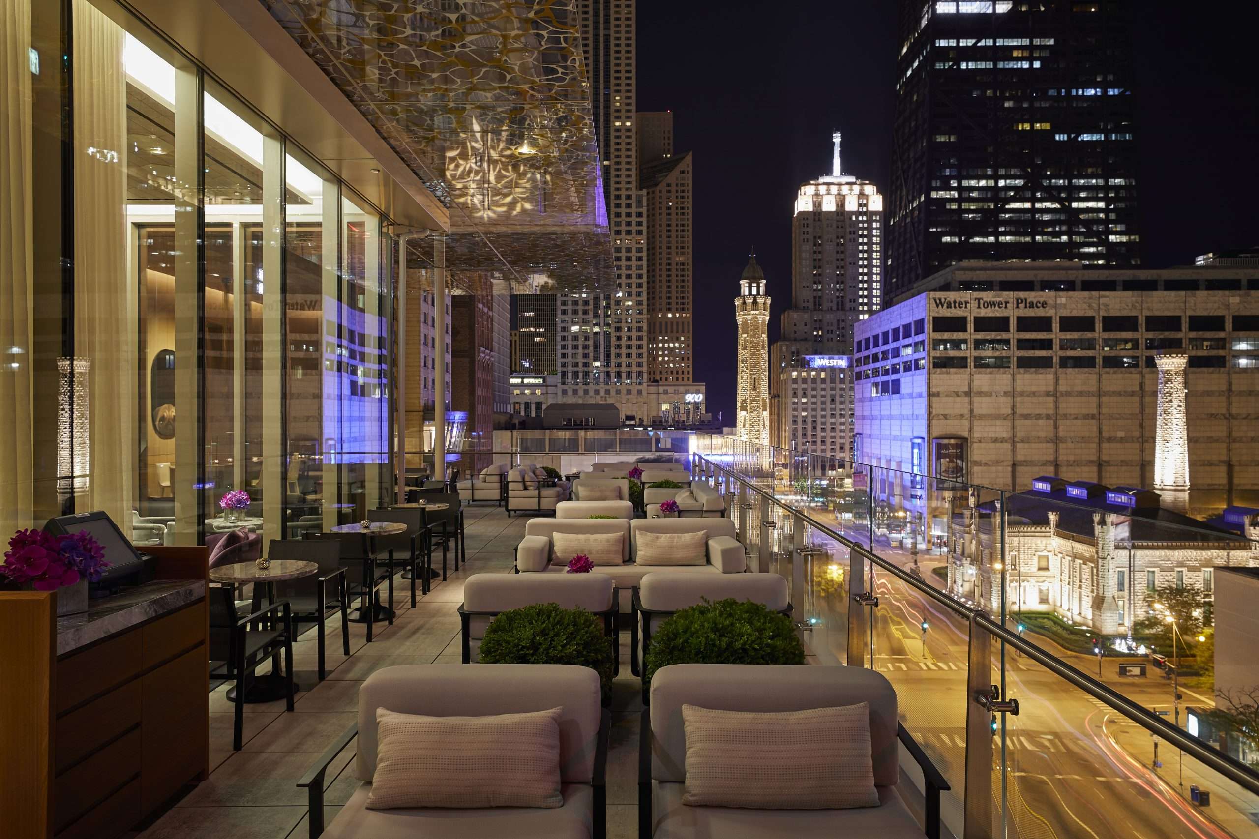Chicago_Dining_Z Bar, Exterior Evening, Michigan Avenue