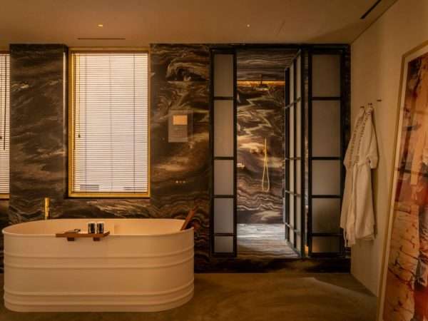 special-over-the-grand-canal-bathtub-shower-1536x1022