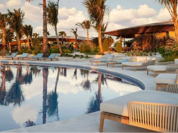 xr-ejhxr-st-regis-adult-pool-29717_Wide-Hor