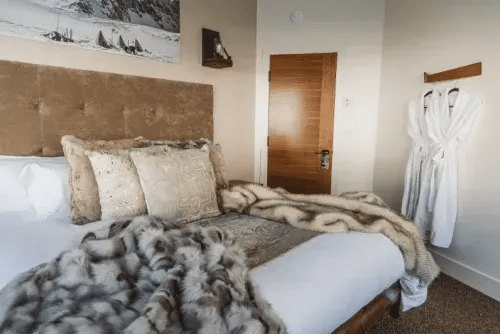 666c563126071c99deb16c75_Another one of Chalet's bedrooms-min-p-500