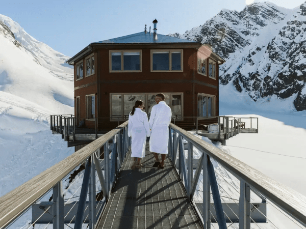 667e7c7b34cb1242c1ce4343_66696c33d03892fb0416e553_Couple in front of Sheldon chalet-min (3)
