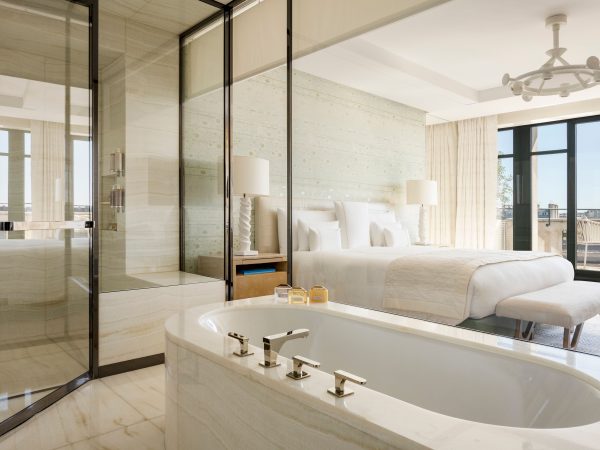 Web RGB-Cheval Blanc Paris_Junior Suite Seine balcon_Vincent Leroux