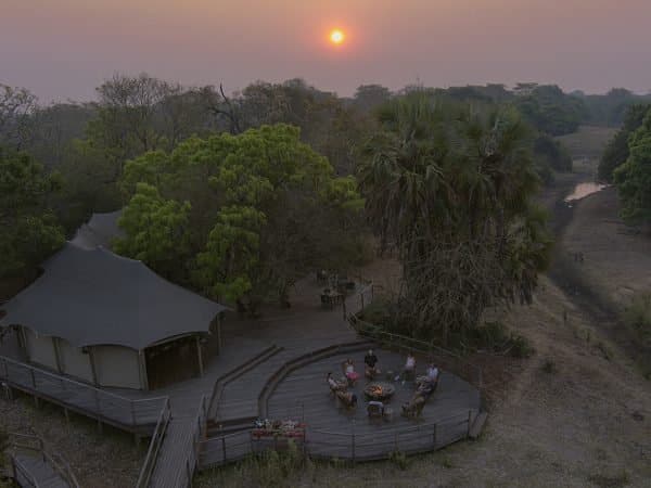Le Lodge de Muzimu est niché au bord d’un bras de la rivière Muzikazi.Il regroupe 6 tentes de luxe et offre des possibilités uniques pour découvrir la faune et les ambiances du parc national de Gorongosa au centre du Mozambique.
