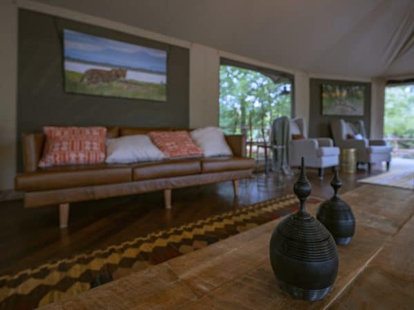 GORONGOSA SAFARIS - Muzimu Lodge - Main Area - Lounge Decor 1 (O.Grunewald)