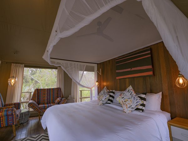 Le Lodge de Muzimu est niché au bord d’un bras de la rivière Muzikazi.Il regroupe 6 tentes de luxe et offre des possibilités uniques pour découvrir la faune et les ambiances du parc national de Gorongosa au centre du Mozambique.