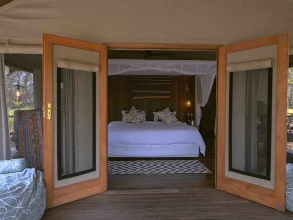 GORONGOSA SAFARIS - Muzimu Lodge - Tents - Interior bed 3 (O.Grunewald)
