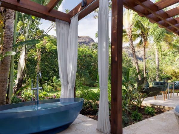 Sandals_Saint_Vincent_VG_outdoor_ tub